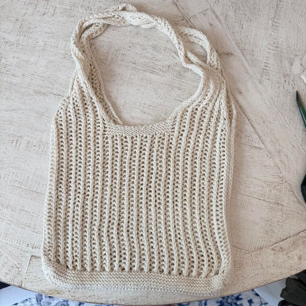 Cream crochet handbag with vertical ribbed texture
